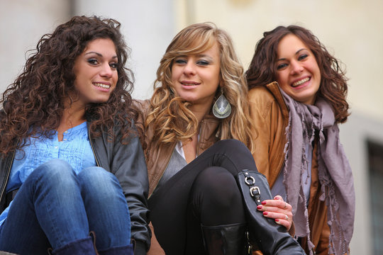 tre ragazze amiche sedute