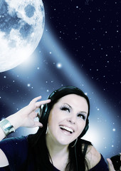 Obraz premium woman listening music in the moon light