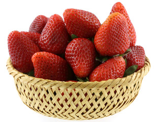 fraises dans une coupelle en vannerie
