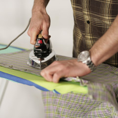 Hausmann beim bügeln