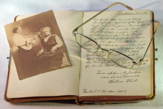 Poesiealbum mit altem Foto und Brille