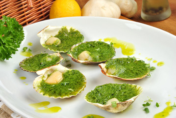 Jakobsmuscheln in Kräuterbutter