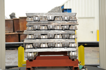 Aluminium zu Masseln und Blöcken gestapelt