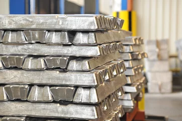 Aluminium zu Masseln und Blöcken gestapelt © Marcel Paschertz