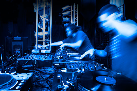 fondo musical con DJs