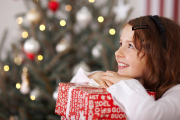 glückliches kind mit weihnachtsgeschenk