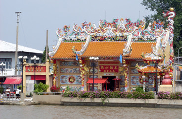 Fototapeta premium Chinese riverside temple in Bangkok, Thailand