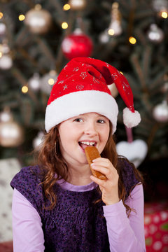 m&auml;dchen mit printe vor dem weihnachtsbaum