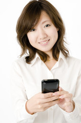 スマートフォンでメールする女性社員