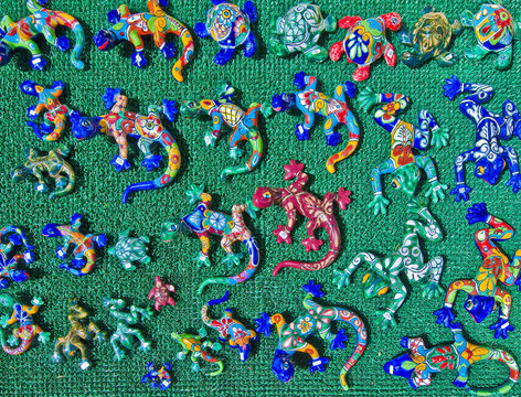 Ceramic lizards over a green background