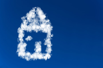 Haus aus Wolken im Himmel