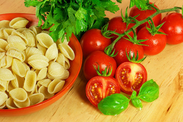orecchiette baresi, pomodori e prezzemolo