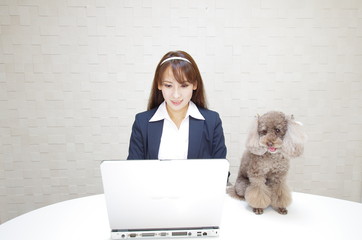 パソコンを楽しんでいる女性と愛犬