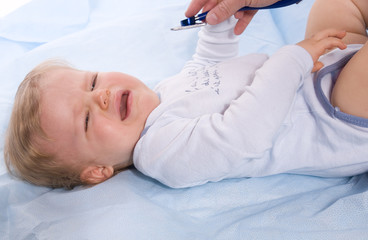 Obraz na płótnie Canvas bébé qui pleure chez le pédiatre
