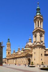 Fototapeta na wymiar El Pilar Katedra w Saragossie Hiszpania na wolnym powietrzu