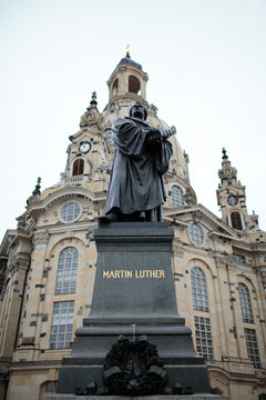 Der Frauenkirche voran