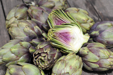 Obraz premium artischocken auf altem holztisch