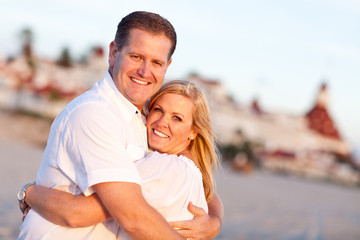 Obraz premium Attractive Caucasian Couple Hugging at the Beach
