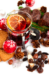Glühwein Weihnachtspunsch Christbaumkugeln Orangenschalen Zimts