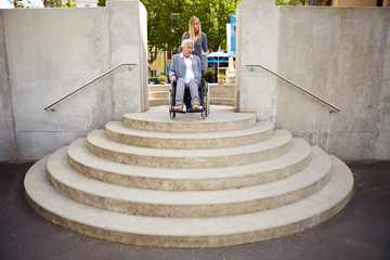 Unüberwindbare Treppe für Rollstuhlfahrer