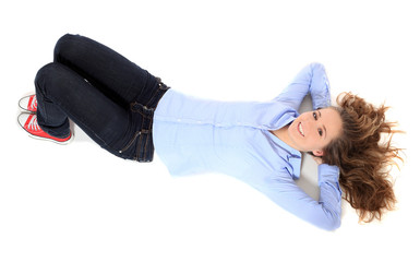 M&auml;dchen liegt entspannt