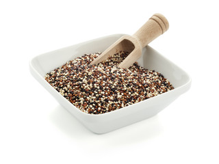 Quinoa Samen in Schüssel mit Holzschaufel, isoliert