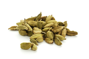 Kardamom Kapseln isoliert