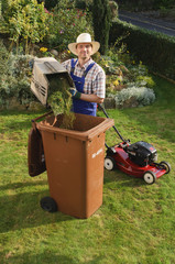 Mann bei Gartenarbeit, Biotonne