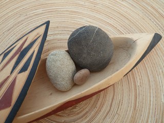 ge&ouml;ffnete Holzdose aus Ruanda, mit Kieseln gef&uuml;llt