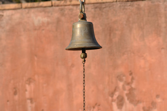 campana de bronce,llamar la atencion