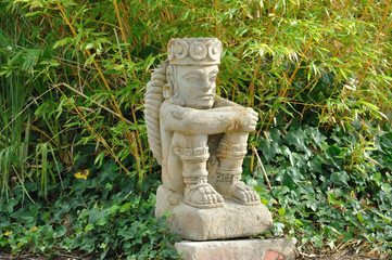 estatua maya , hombre meditando