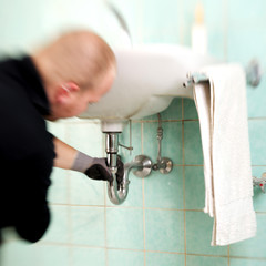 Klemptner am Abflußrohr