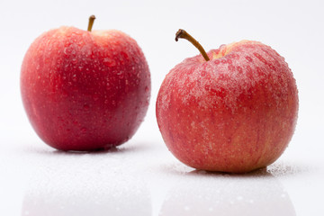 Nahaufnahme von Äpfeln mit Wassertropfen