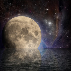 Obraz premium Duży księżyc z odbiciem w wodzie i gwiazdami na nocnym niebie