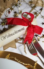 Weihnachtlich dekorierte Tafel