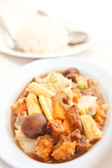 Fried vegetables wiht cruncy pork in Thai style