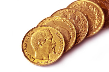 Plusieurs pièces napoléon or, numismatique pour collectionneur, cours de l'or, valeur refuge, isolé sur fond bland