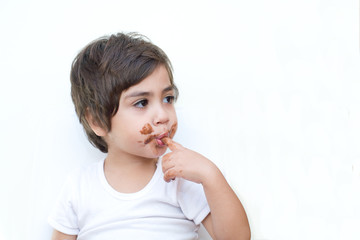 bambino mangia con le dita