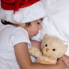 bambino notte di natale dorme con orsetto