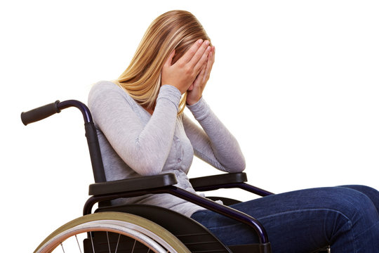 Frau im Rollstuhl weint