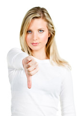 junge frau hält daumen runter