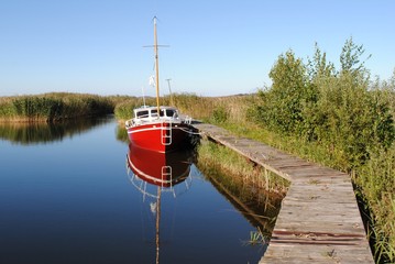 rotes Segelboot
