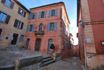 Fototapeta na wymiar Ulice miejscowości Roussillon