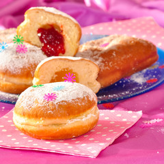 Berliner Pfannkuchen mit Konfitüre gefüllt