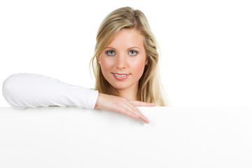 junge frau hält leere weiße tafel