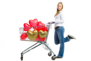 frau mit wagen voller herzen