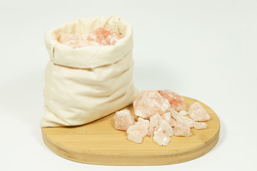 Salzbrocken auf Tablett