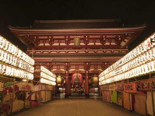 夜の浅草寺
