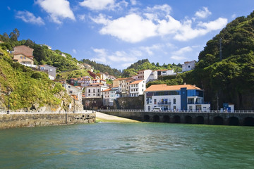 Fototapeta na wymiar Wejście do portu w Oviedo