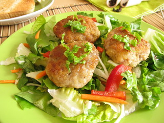 Salat mit kleinen Frikadellen